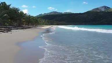 海浪拍打沙滩度假旅游胜地视频的预览图